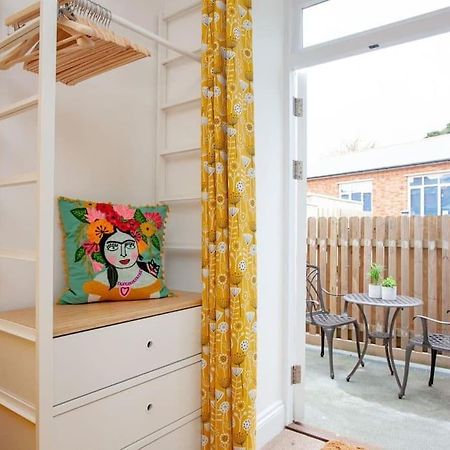 2 Central, Spacious, Apartment With Private Patio Sidmouth Exterior photo