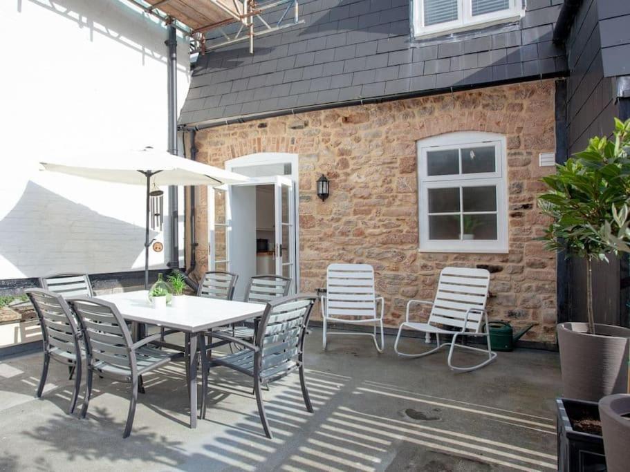 2 Central, Spacious, Apartment With Private Patio Sidmouth Exterior photo